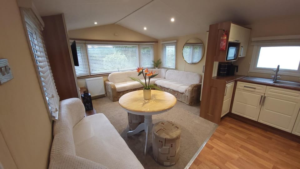 TV and multimedia, Kitchen or kitchenette, Living room, Seating area, Dining area