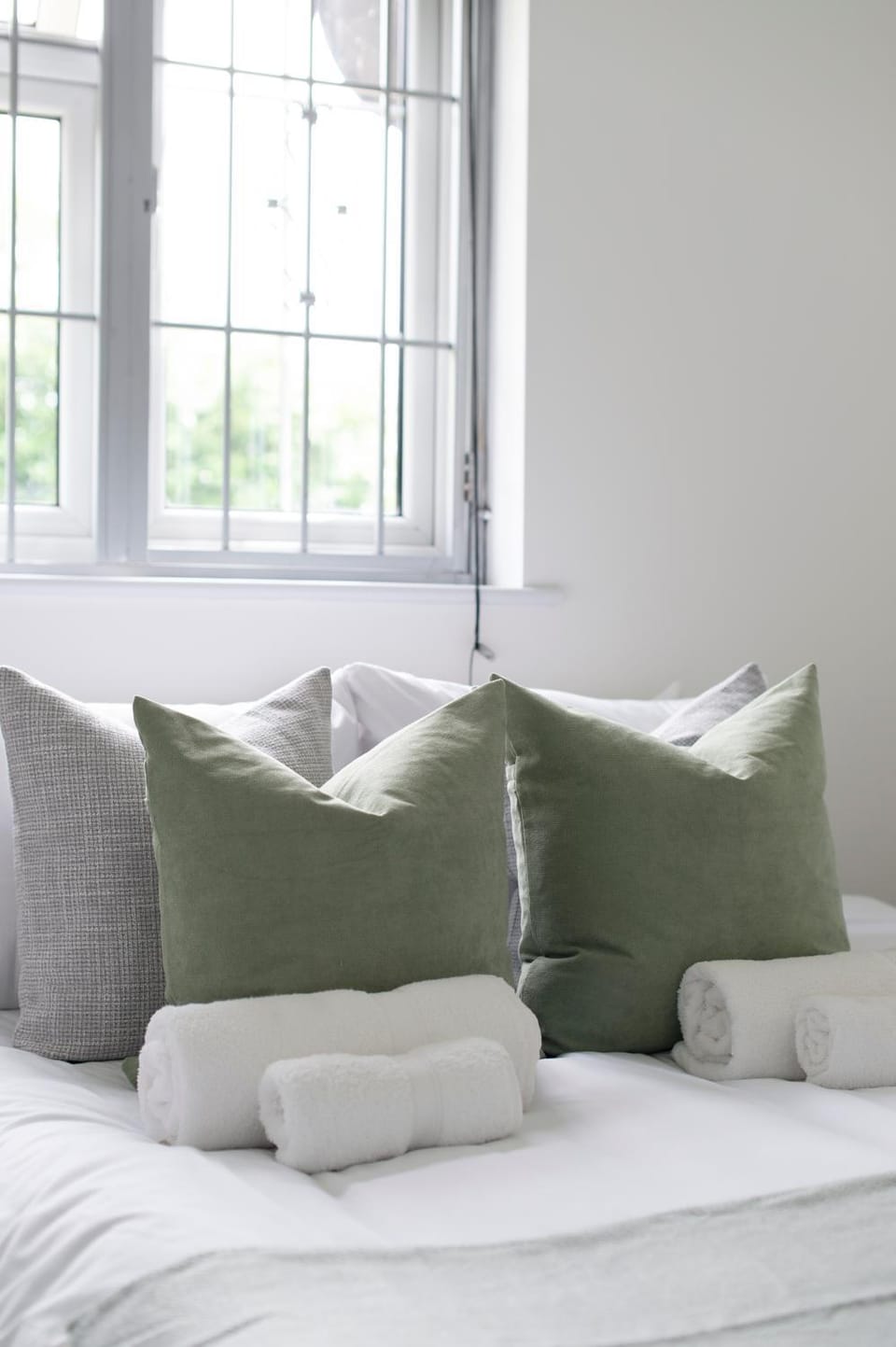 Modern 2BR Flat with 3 Beds Urban Getaway - Cherry Apartment in London