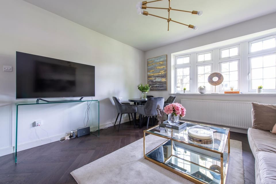 Modern 2BR Flat with 3 Beds Urban Getaway - Cherry Apartment in London