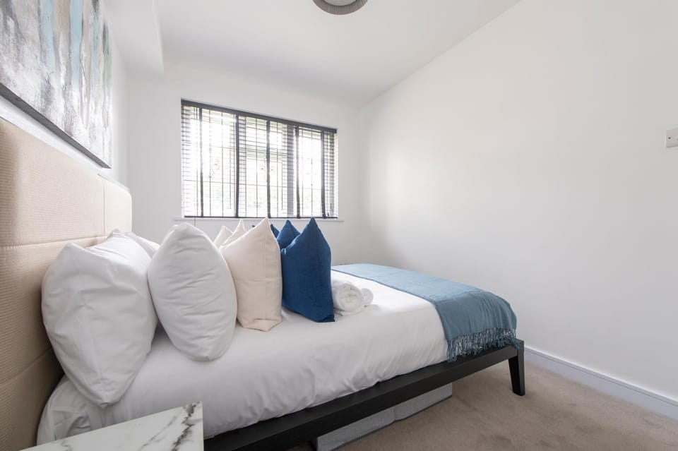 Modern 2BR Flat with 3 Beds Urban Getaway - Cherry Apartment in London