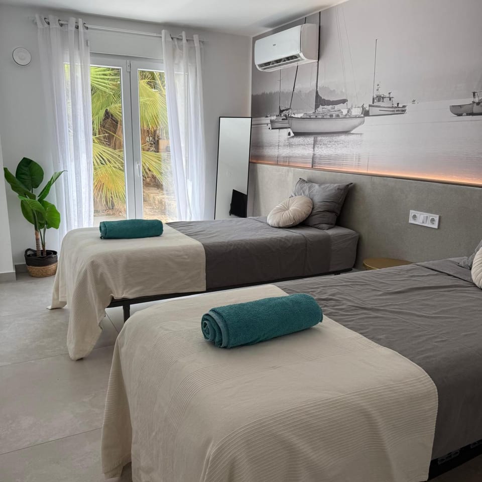 Bed, TV and multimedia, Photo of the whole room, Bedroom, towels