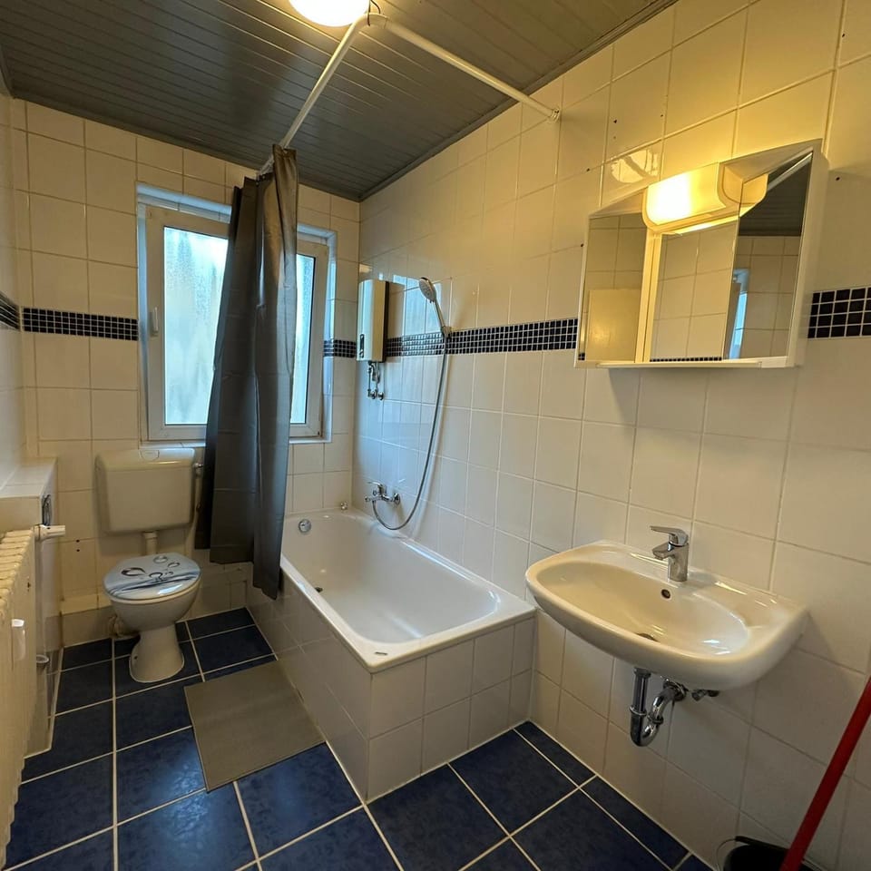 Shower, Toilet, Bathroom, Bath, towels