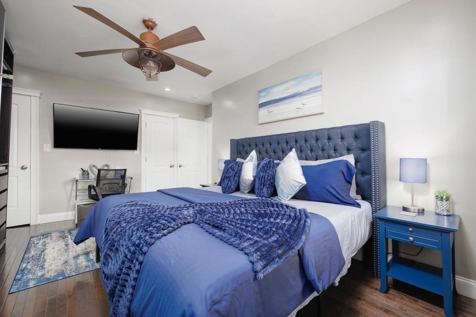 Bed, TV and multimedia, Bedroom
