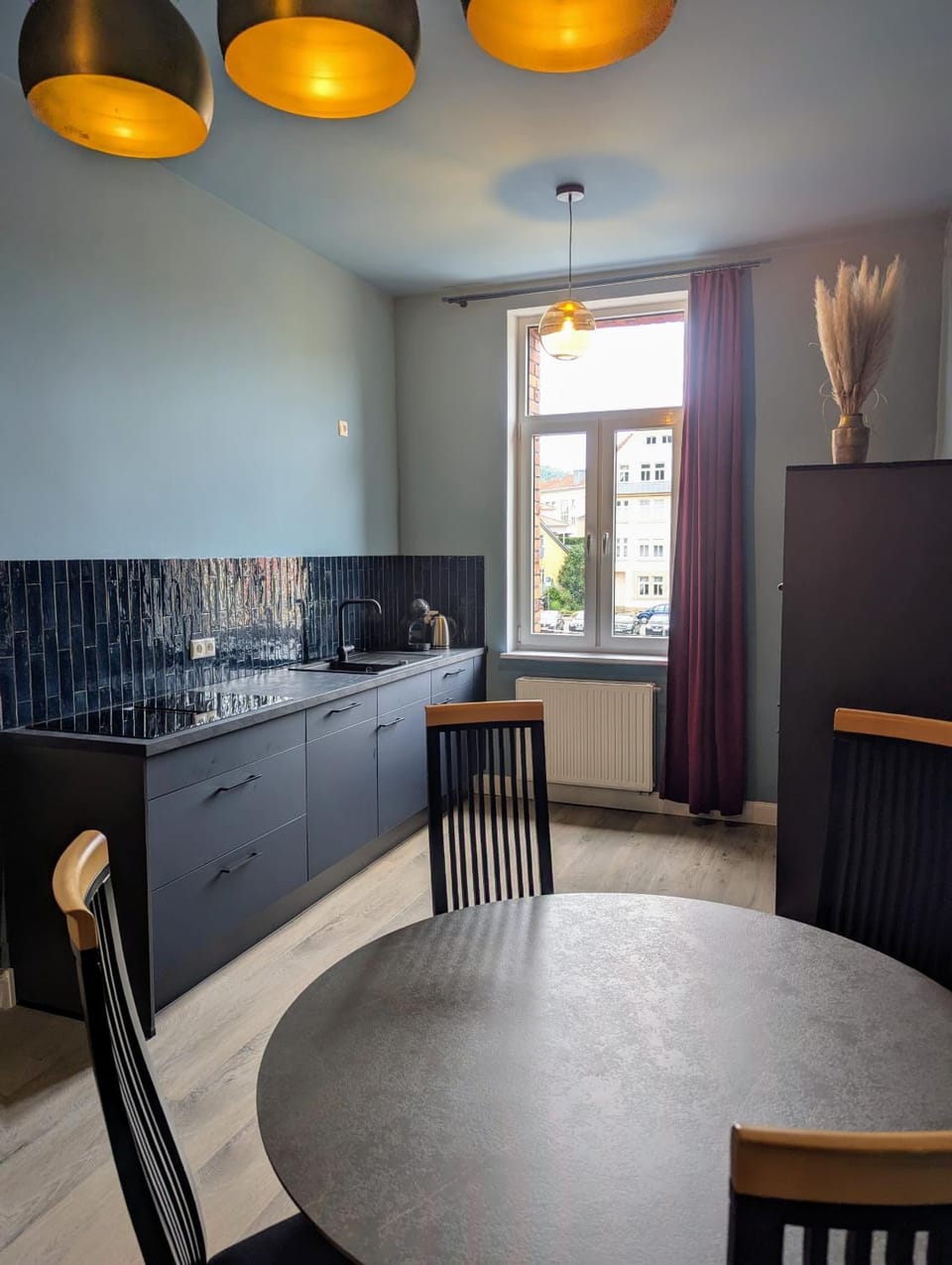 Kitchen or kitchenette, Seating area, Dining area, stove