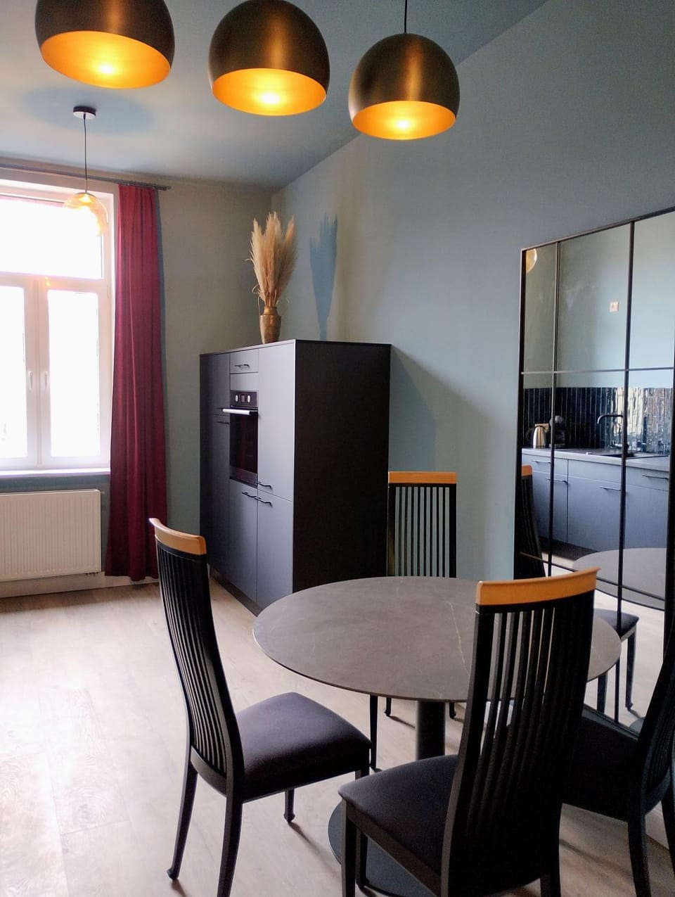 Kitchen or kitchenette, Dining area, oven