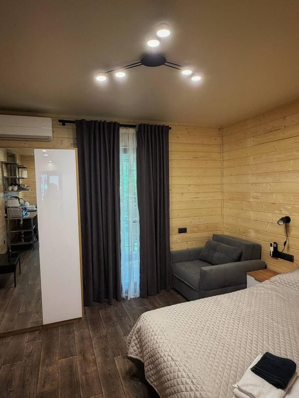 Photo of the whole room, Bedroom