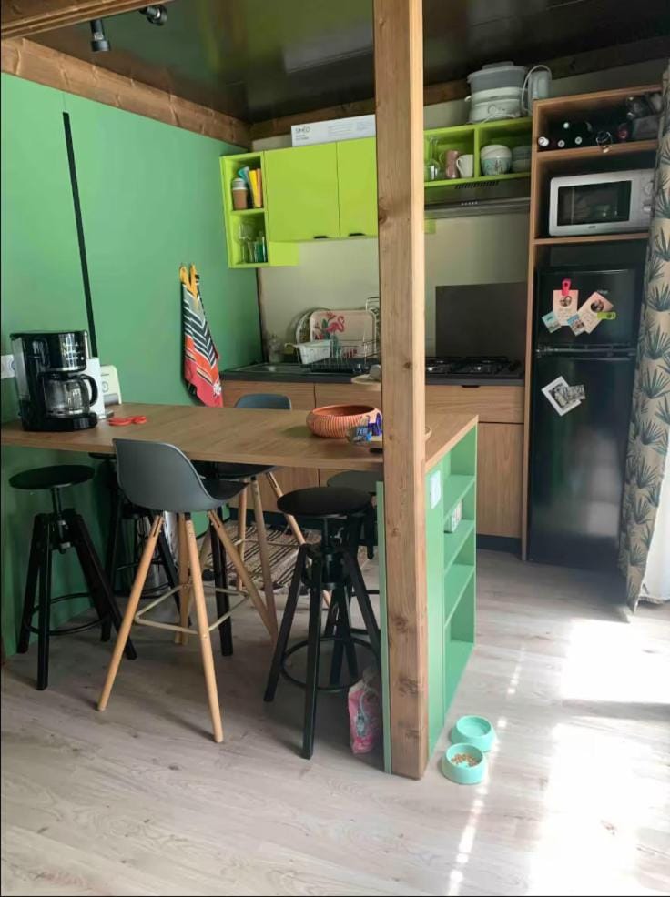 Coffee/tea facilities, Kitchen or kitchenette, Dining area, microwave, stove, toaster
