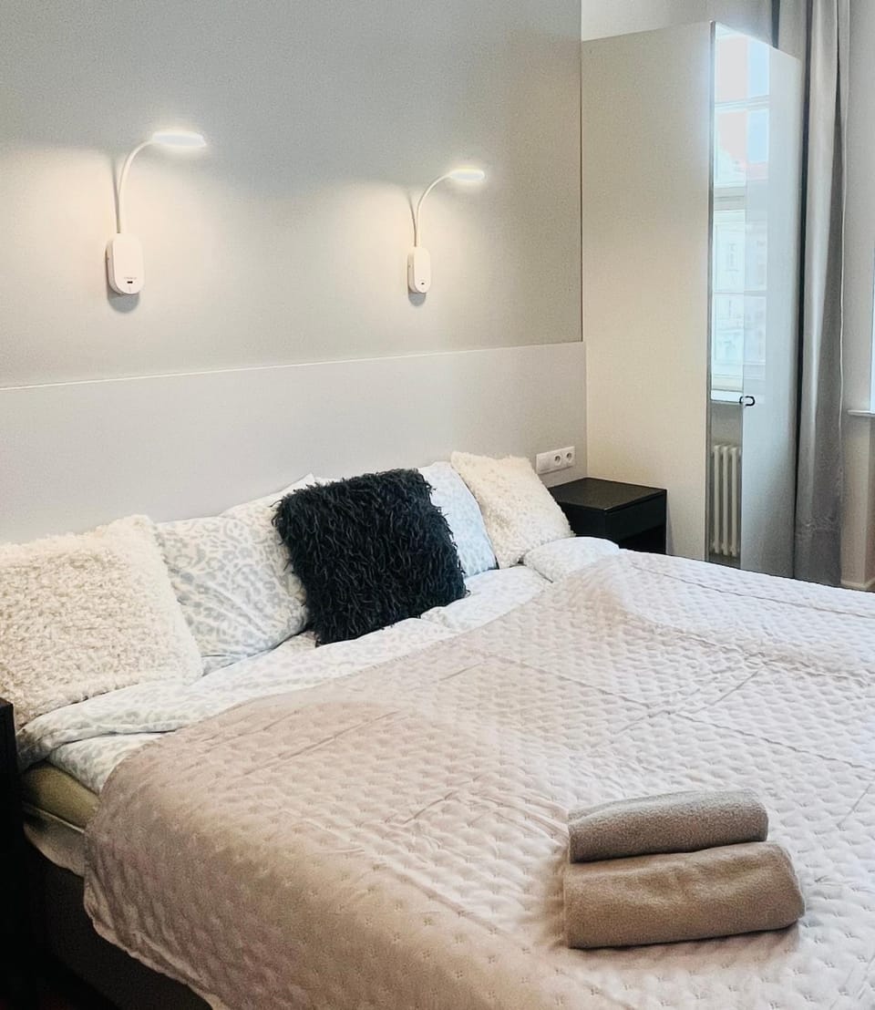 Bed, Bedroom, towels