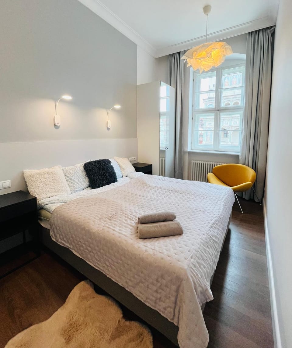 Bed, Bedroom, towels