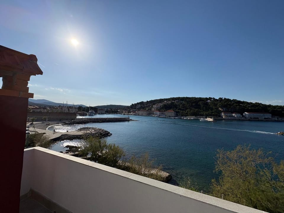 Apartments Peronja Jelsa Seafront Apartment in Dubrovnik-Neretva County