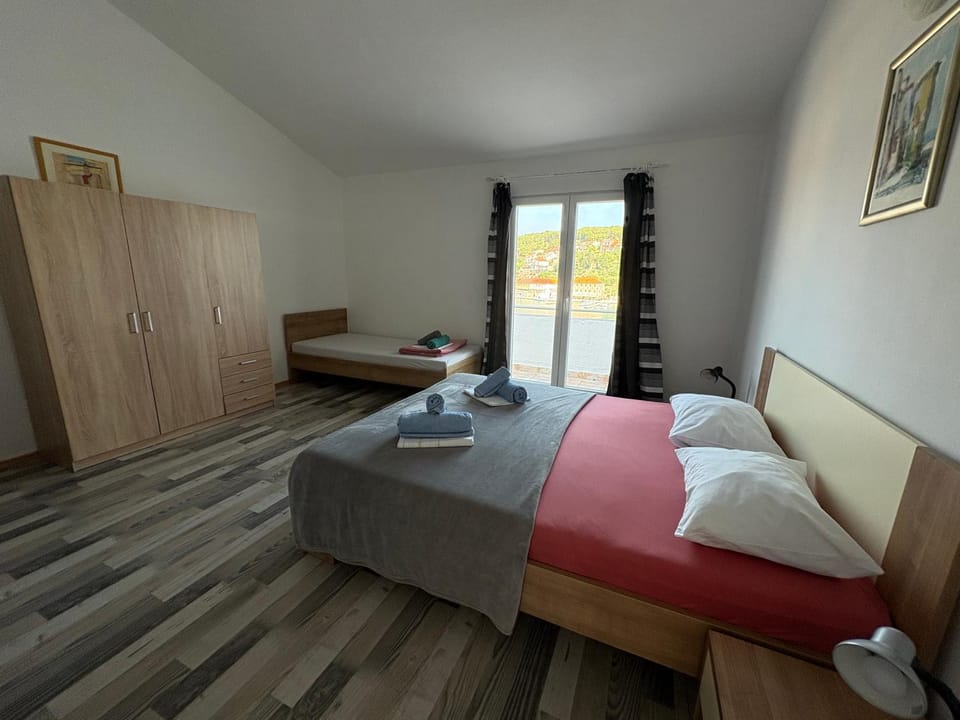 Apartments Peronja Jelsa Seafront Apartment in Dubrovnik-Neretva County