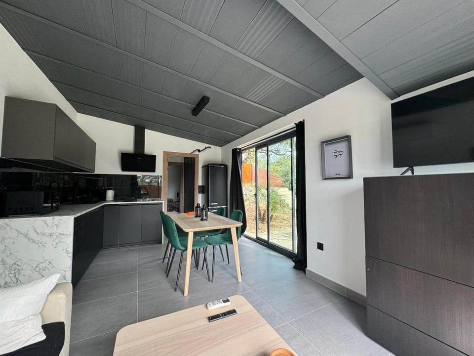 TV and multimedia, Kitchen or kitchenette, Living room, Dining area