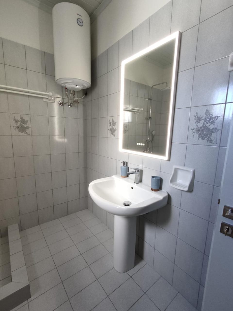 Shower, Toilet