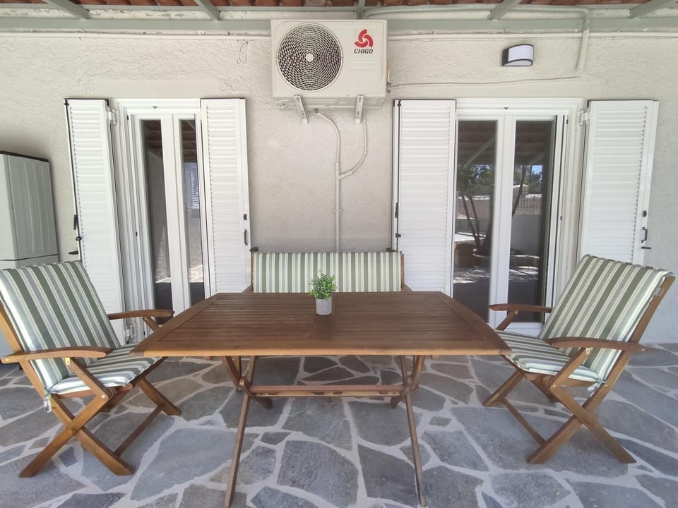 Patio, Seating area, air conditioner