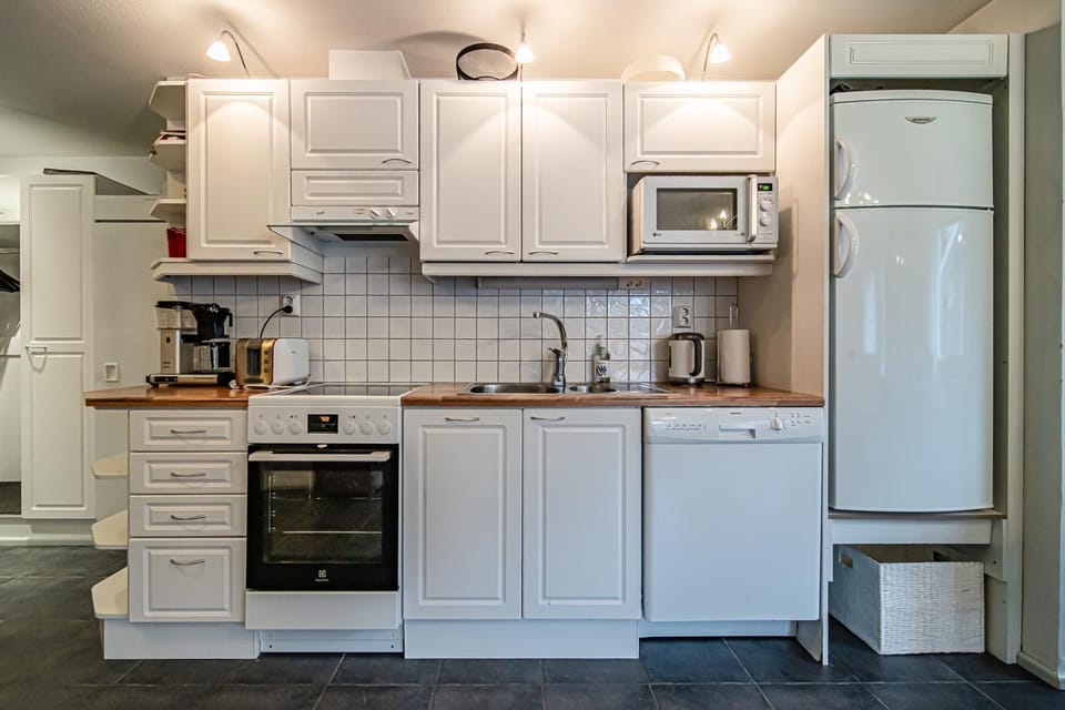 Coffee/tea facilities, dishwasher, heating, internet, microwave, oven, toaster, kitchen