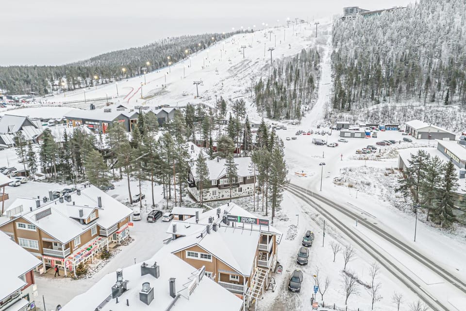 Property building, Day, Neighbourhood, Natural landscape, Bird's eye view, Winter, Location