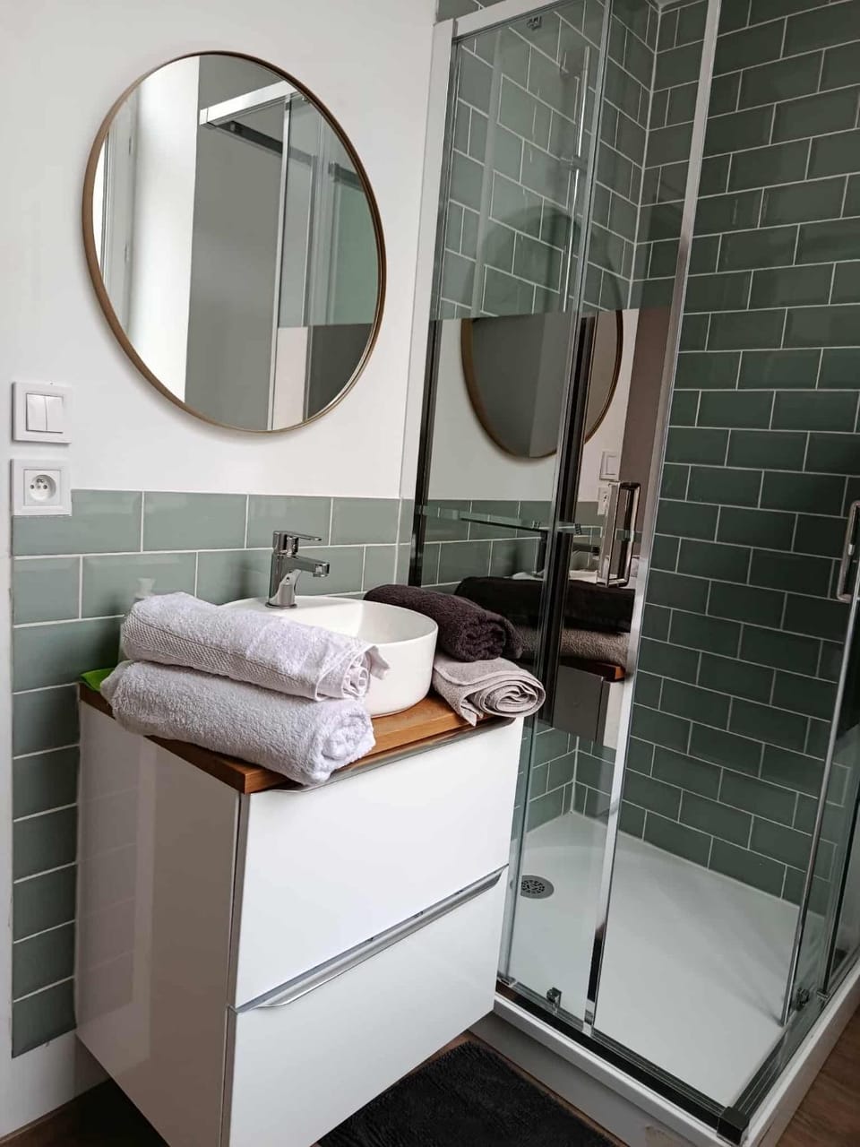 Shower, Bathroom, Location, heating, towels