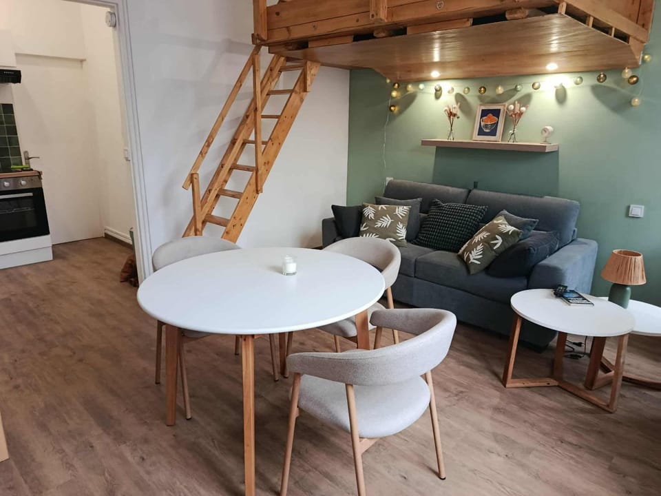 Nearby landmark, Coffee/tea facilities, Living room, Seating area, Dining area, bunk bed, Parking, dishwasher, stove, kitchen