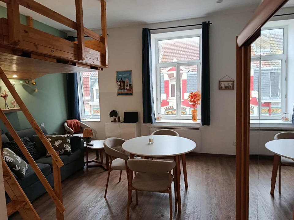 Nearby landmark, Day, TV and multimedia, Living room, Photo of the whole room, Seating area, Dining area, Beach, bunk bed