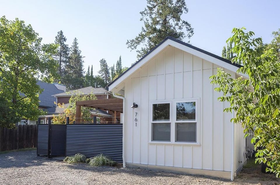 Cozy Modern Cottage House in Ashland