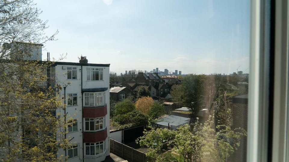 2 bedroom house , 25 mins to center Apartment in London