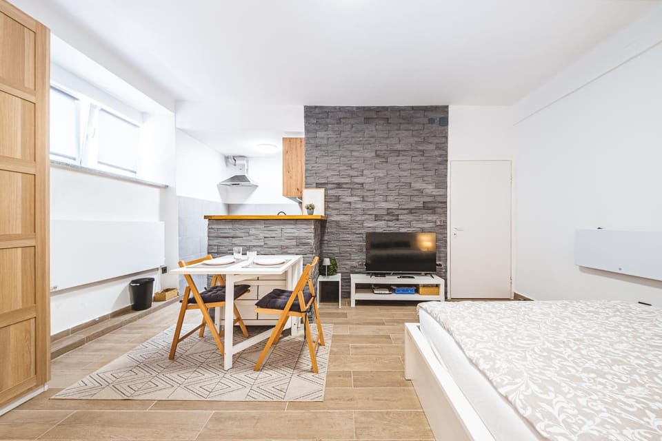 Dining area, kitchen