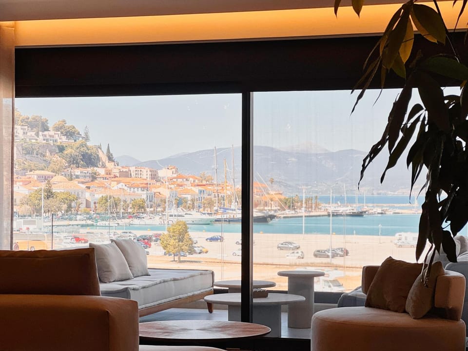 Day, TV and multimedia, View (from property/room), Living room, Seating area, City view, Landmark view, Mountain view, Sea view