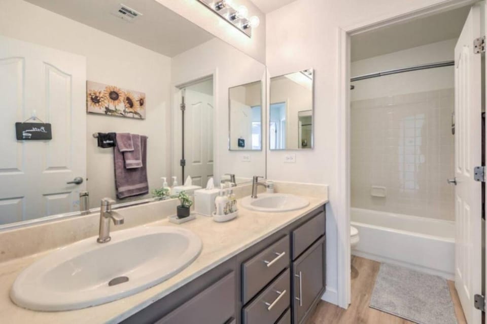 Starling Mesa Extended Stay Modern Vegas House in North Las Vegas