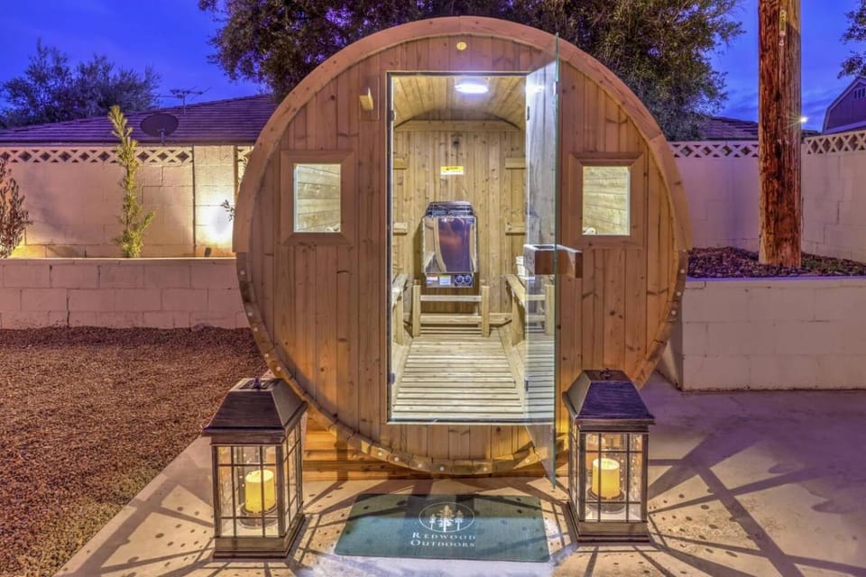 Vegas Mansion: Pool, Spa, Sauna, Theatre, By STRIP Villa in Paradise