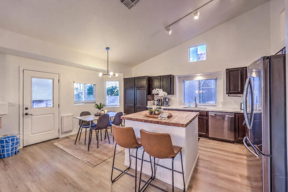 Kitchen or kitchenette, Photo of the whole room, Seating area, Dining area