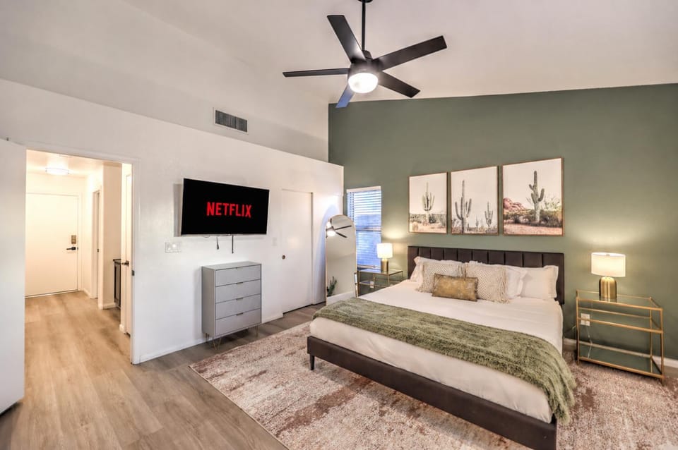 Bed, TV and multimedia, Photo of the whole room, Decorative detail, Bedroom