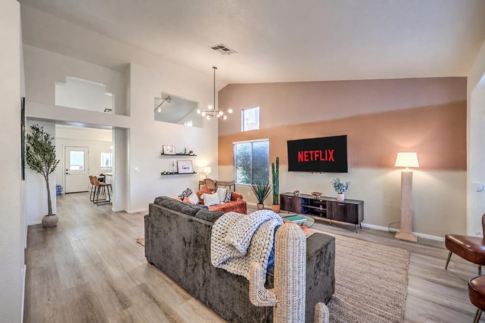 TV and multimedia, Living room, Seating area, Dining area