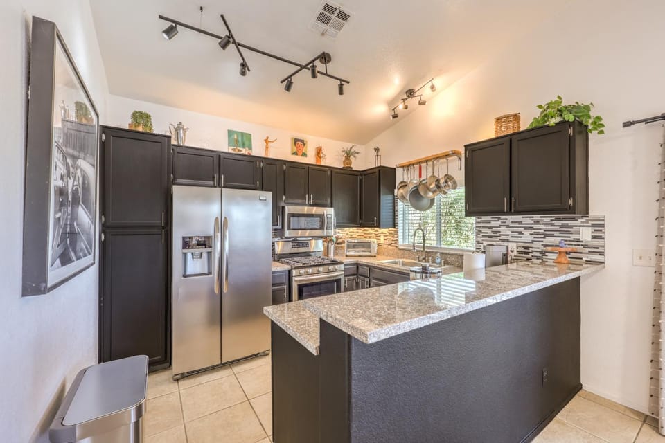 Kitchen or kitchenette, Seating area