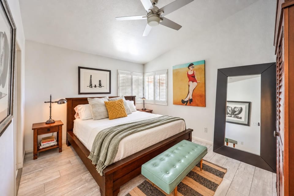 Bed, Decorative detail, Seating area, Bedroom