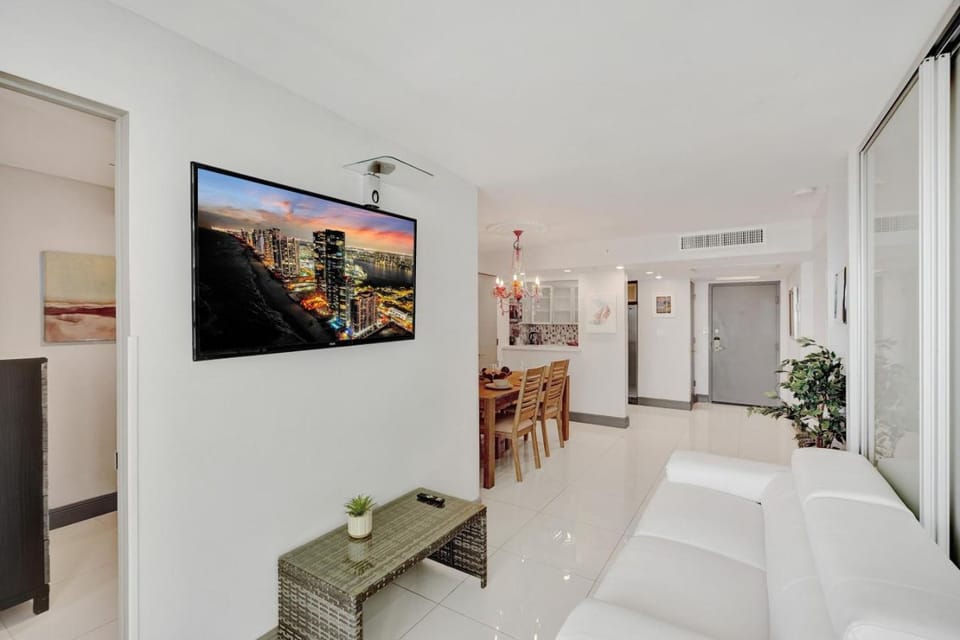 Comfortable Beachside Condo with Pools and Gym Access 1404 Apartment in Miami Beach