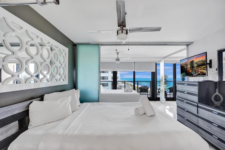 Comfortable Beachside Condo with Pools and Gym Access 1404 Apartment in Miami Beach