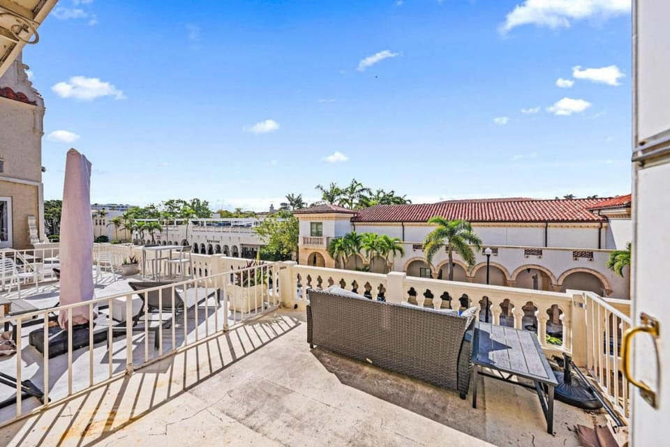 Property building, Patio, Balcony/Terrace