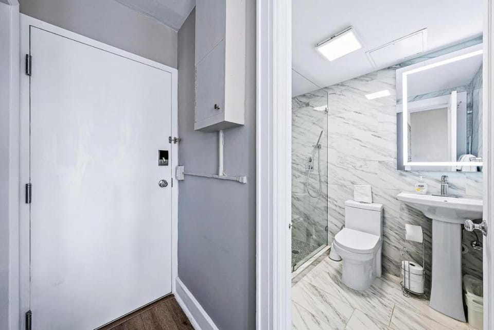 Shower, Toilet, Bathroom, towels