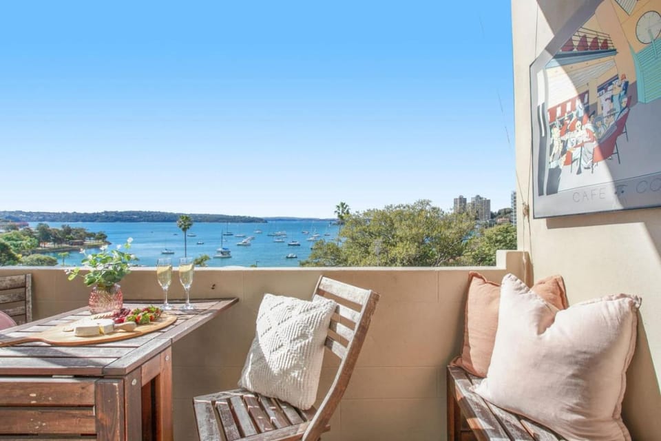 Art Deco Gem with Harbour Views in Elizabeth Bay Apartment in Sydney