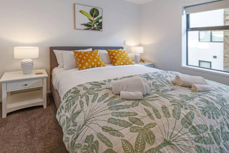 Lovely and Bright 2 Bed 2 Bath Home House in Christchurch