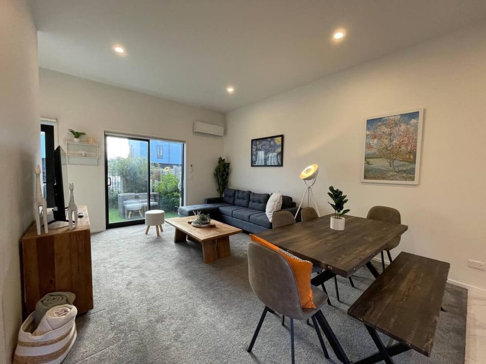 Modern and Contemporary 3BR Home House in Christchurch