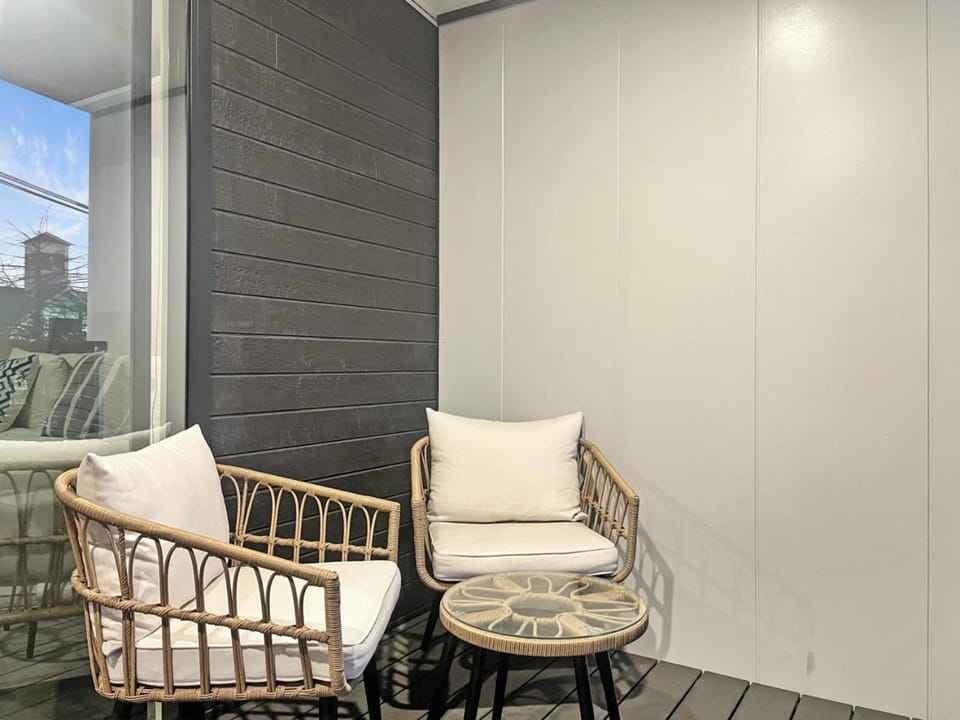 Bright Studio with Balcony on Bath Street Apartment in Christchurch