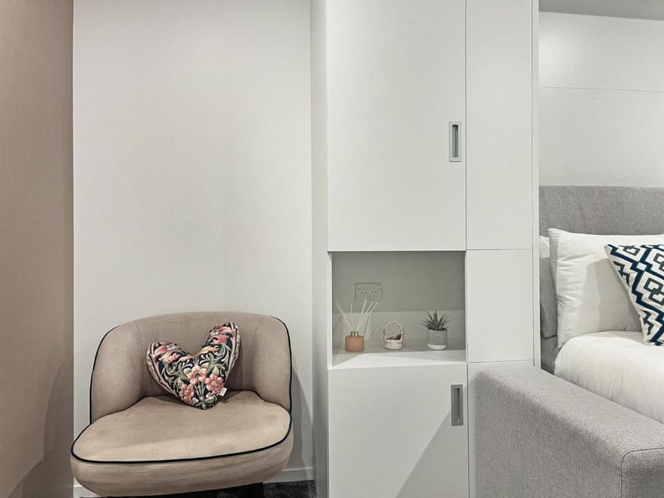 Bright Studio with Balcony on Bath Street Apartment in Christchurch