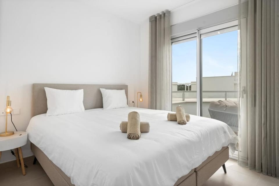 Bed, Photo of the whole room, Bedroom, towels