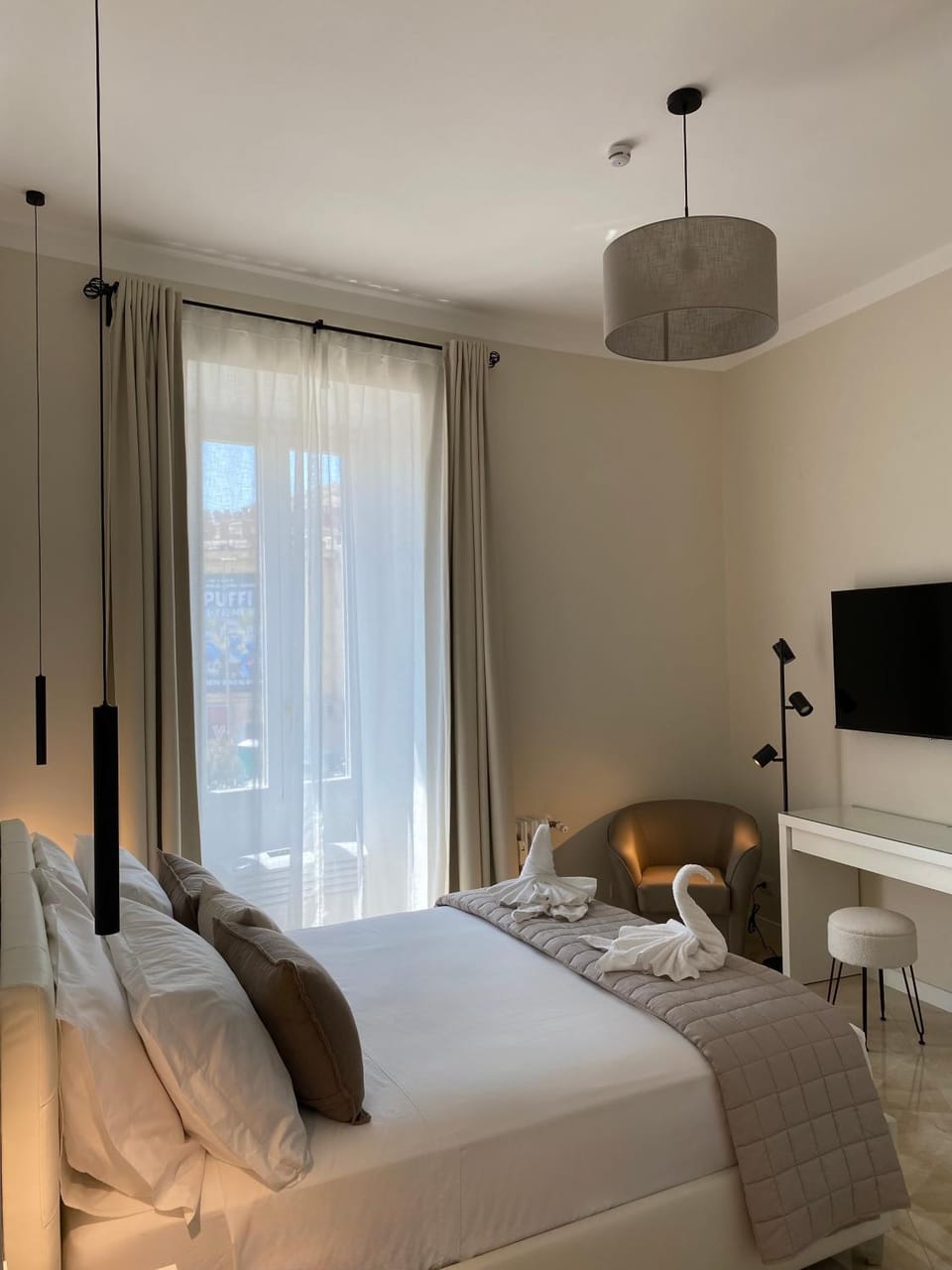 Photo of the whole room, Bedroom