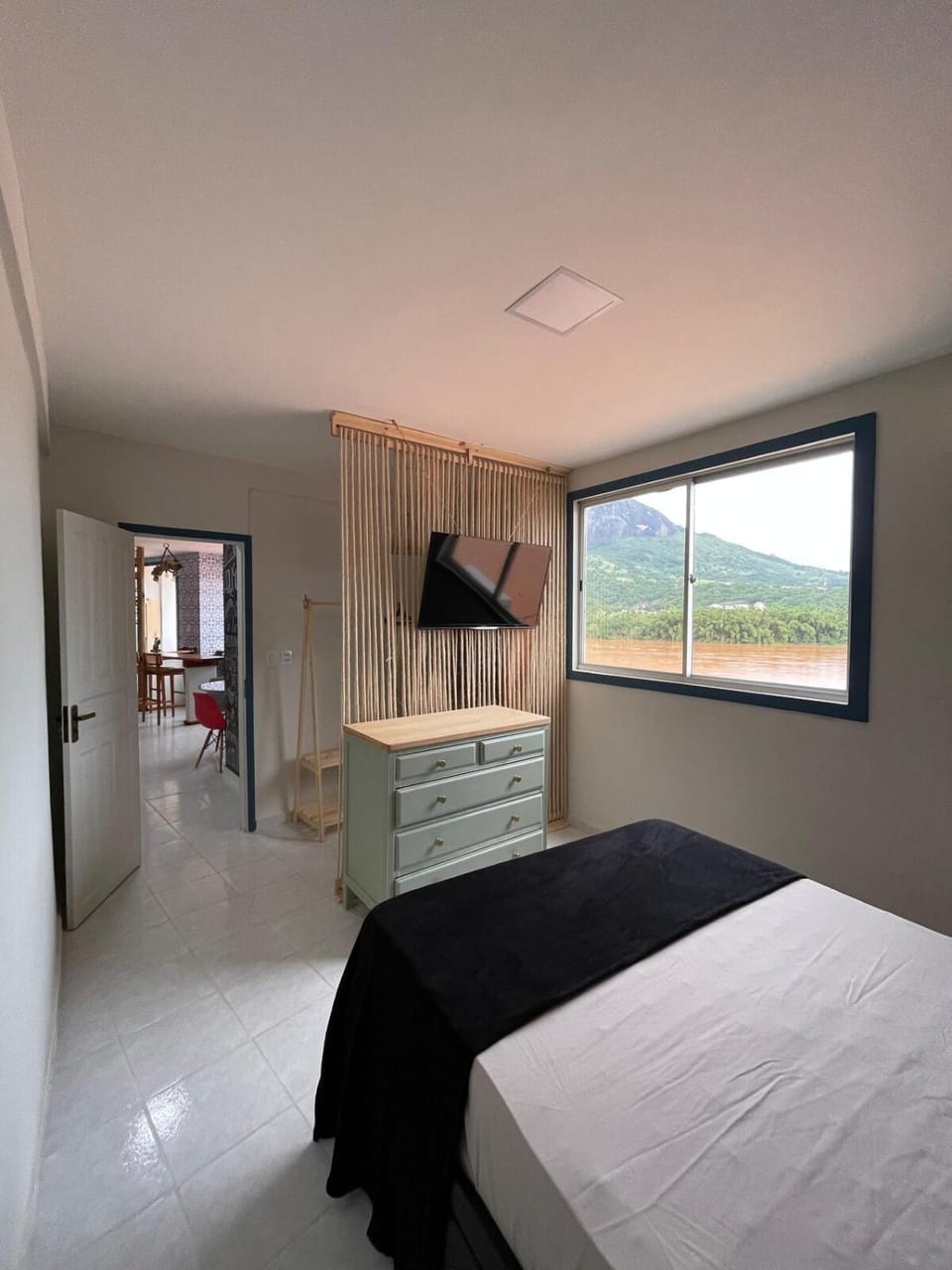 Bed, TV and multimedia, Photo of the whole room, Bedroom