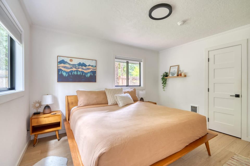 Forest Cabin Retreat - Dog Friendly - Hot Tub Cabin in Mount Hood Village
