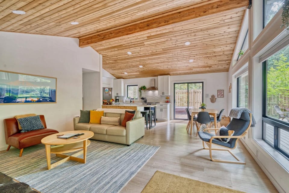Forest Cabin Retreat - Dog Friendly - Hot Tub Cabin in Mount Hood Village