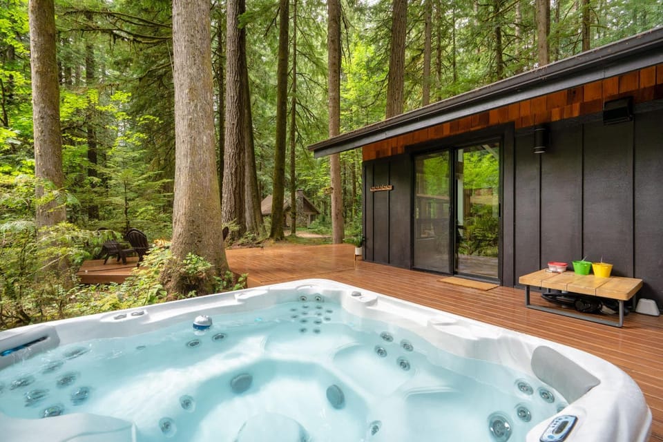 Forest Cabin Retreat - Dog Friendly - Hot Tub Cabin in Mount Hood Village