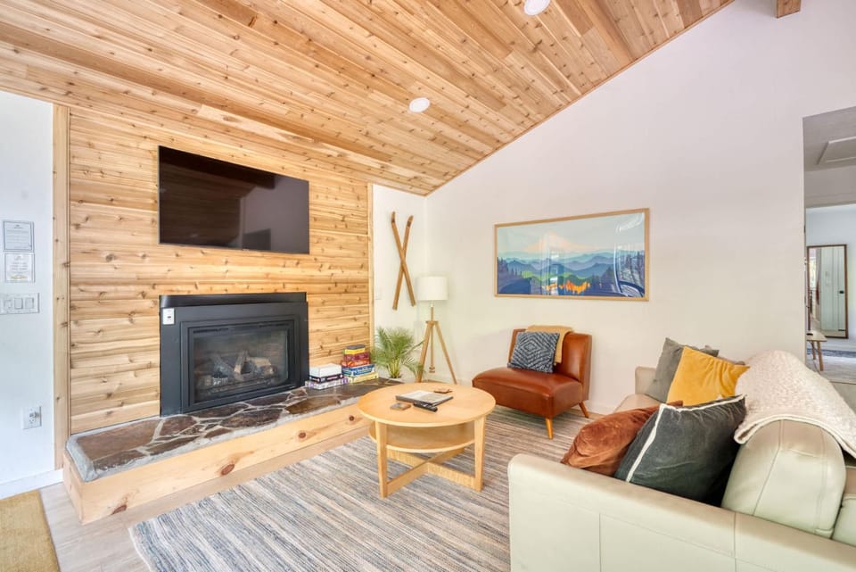 Forest Cabin Retreat - Dog Friendly - Hot Tub Cabin in Mount Hood Village
